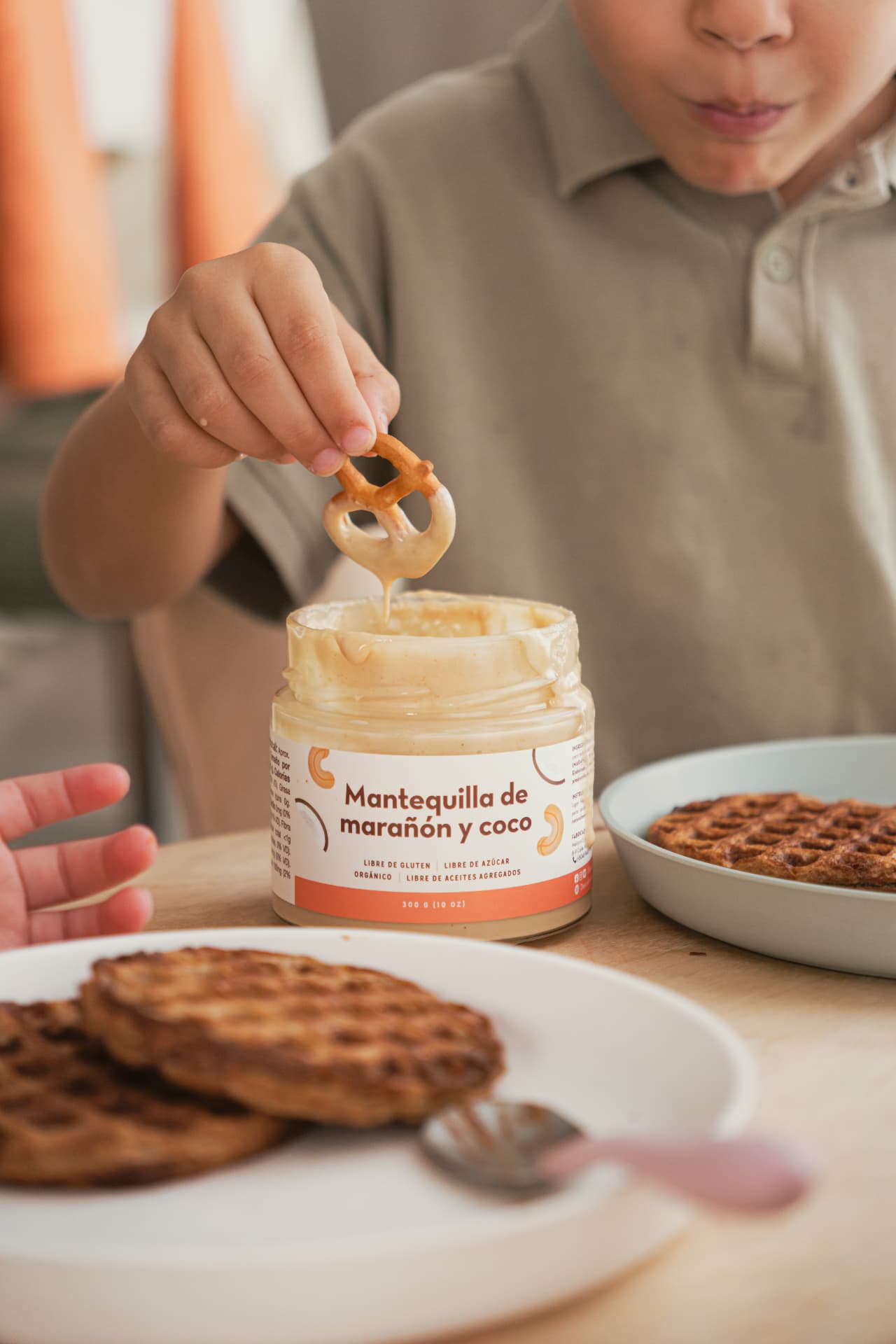 Mantequilla de marañón y coco en frasco de vidrio